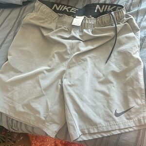 Nike Dri-fit men’s shorts EUC medium